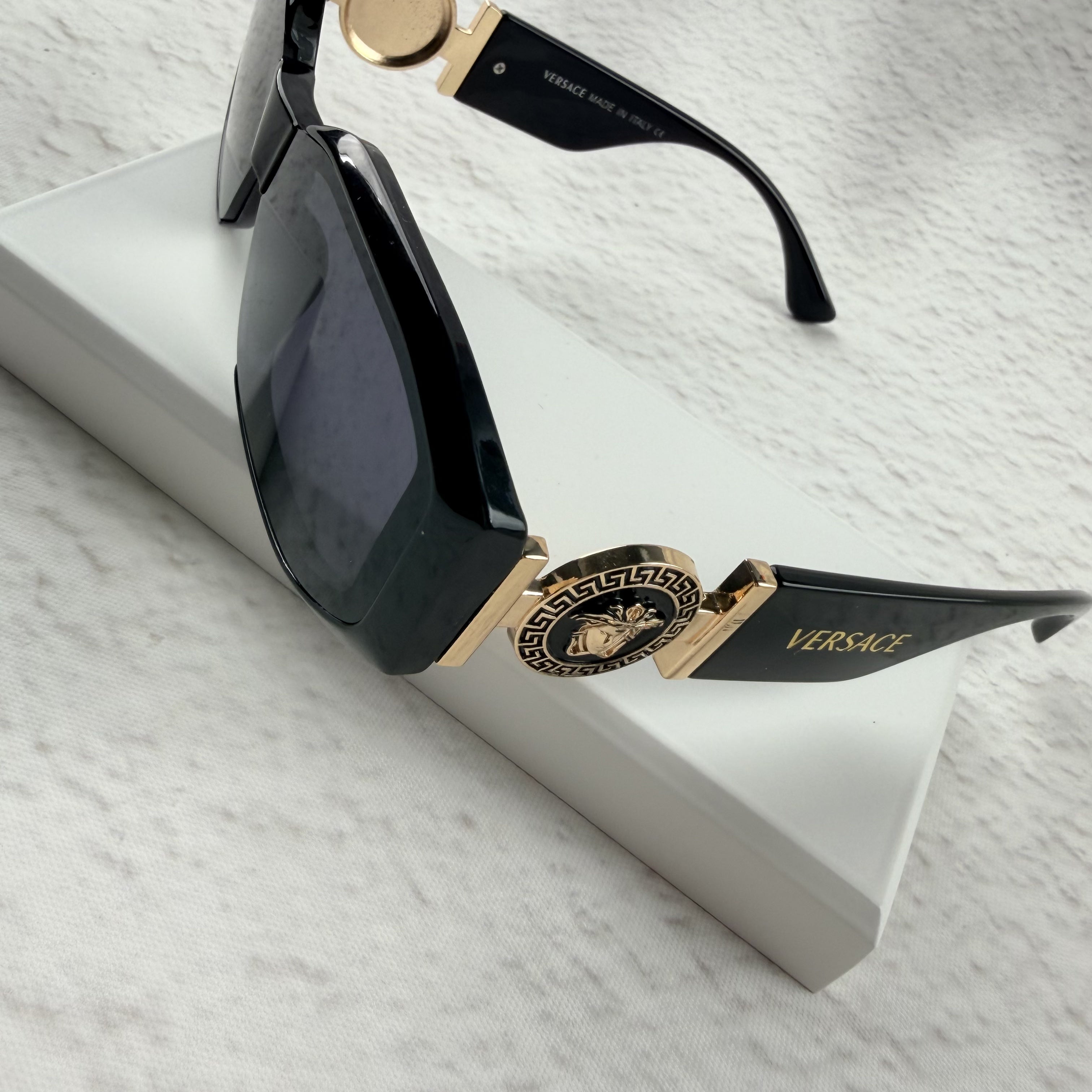 Classic Geometric Frame Sunglasses - Elegant Gold Accents UV Protection